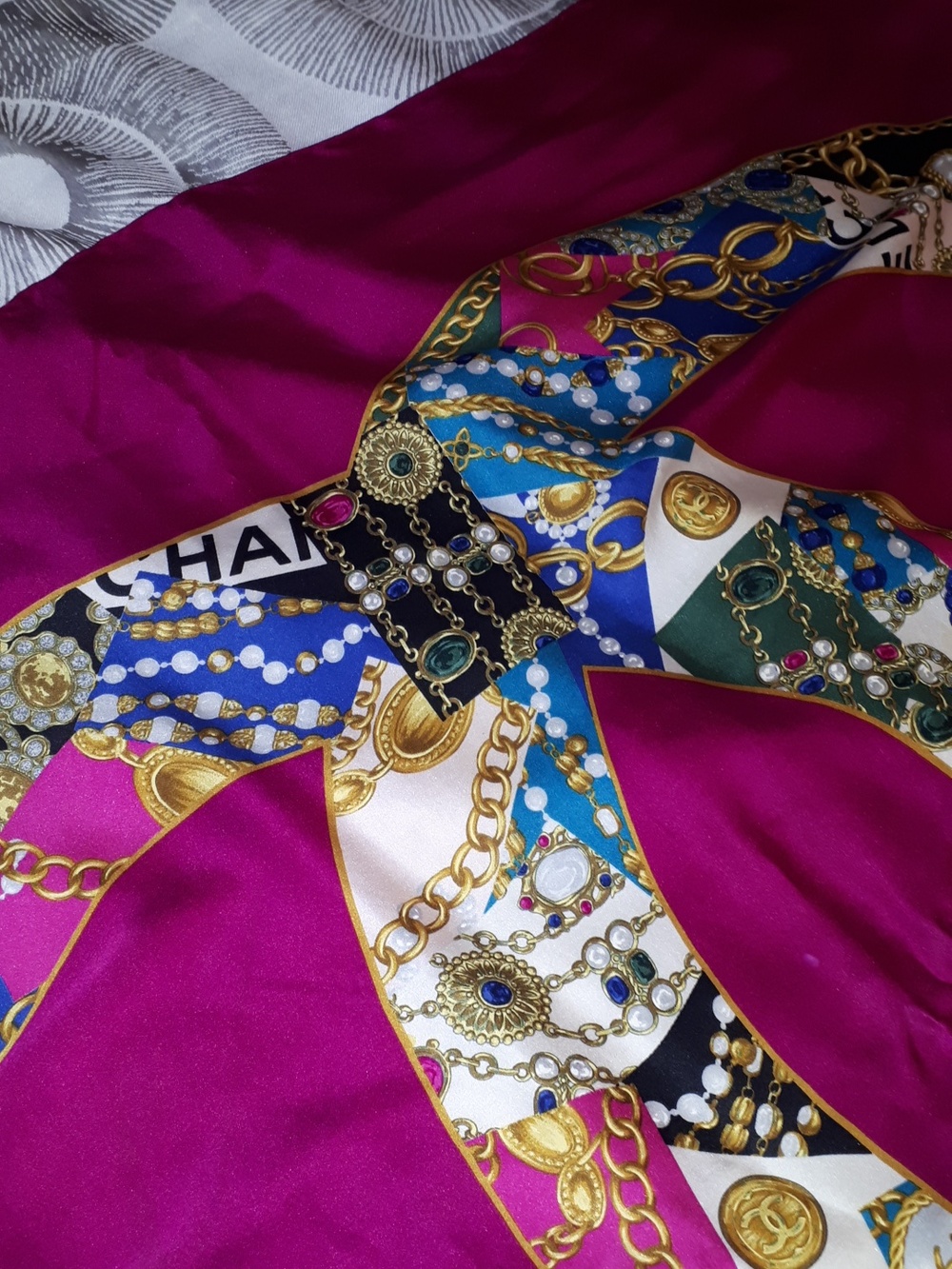 CHANEL 100% Silk Scarf Gorgeous & Luxurious with Multicolor CC Logo Authentic - Picture 14 of 15